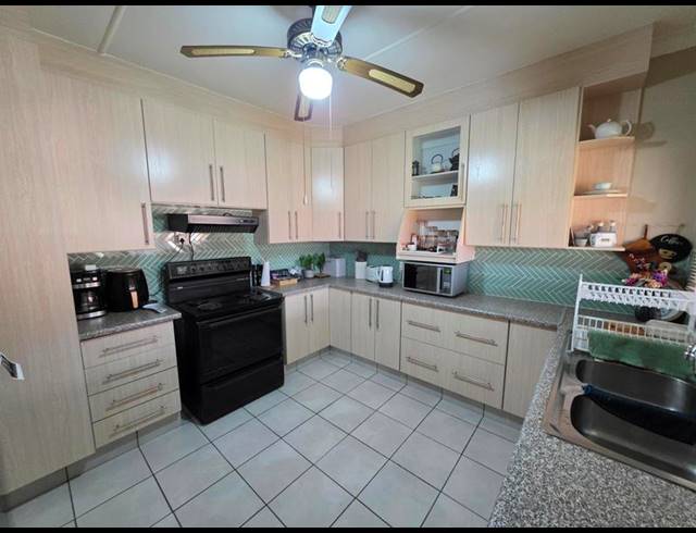 4 BEDROOM HOUSE FOR SALE IN ROTHDENE